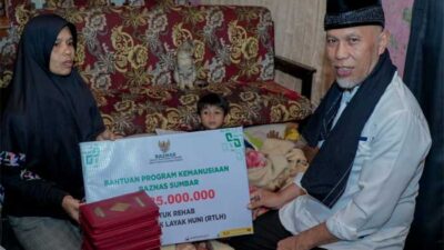 Gubernur Mahyeldi serahkan dana untuk bedah rumah pada warga Panganak Bukittinggi, Jumat (31/3/2023) subuh.