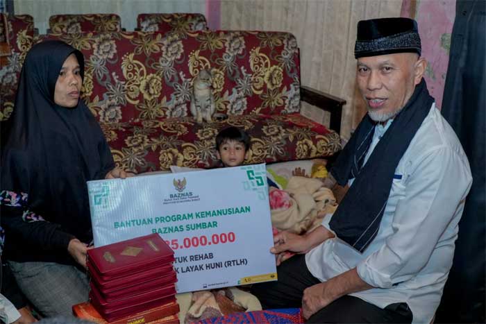 Gubernur Mahyeldi serahkan dana untuk bedah rumah pada warga Panganak Bukittinggi, Jumat (31/3/2023) subuh.
