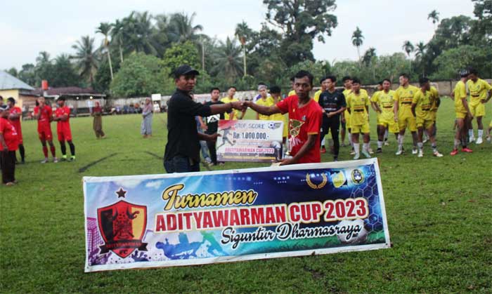 Penyerahan hadiah pada pemenang Adiyawarman Cup 2023 di lapangan bola Siguntur, Kecamatan Sitiung, Dharmasraya, Senin (13/3/2023).