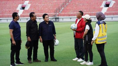 Ketua Umum PSSI, Erick Thohir tinjau Stadion Kapten I Wayan Dipta di Bali, Minggu (12/3/2023). (pssi)