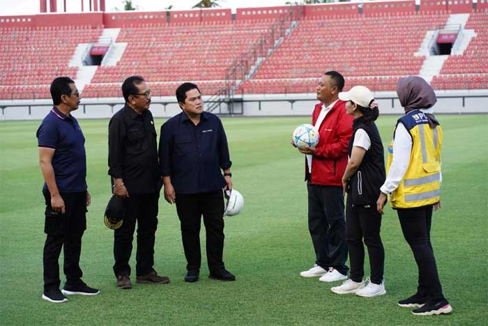 Ketua Umum PSSI, Erick Thohir tinjau Stadion Kapten I Wayan Dipta di Bali, Minggu (12/3/2023). (pssi)