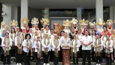 BERSAMA-Ibu Negara, Iriana Joko Widodo bersama Gubernur Lampung dan para anggota Organisasi Aksi Solidaritas Era Kabinet Indonesia Maju di Bandar Lampung, Rabu (8/3/2023). (Kominfo)