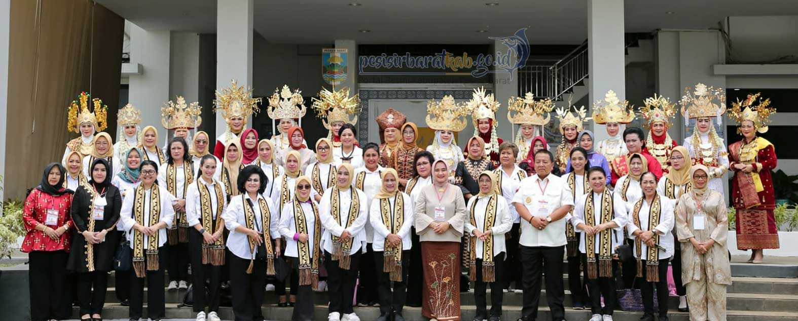 BERSAMA-Ibu Negara, Iriana Joko Widodo bersama Gubernur Lampung dan para anggota Organisasi Aksi Solidaritas Era Kabinet Indonesia Maju di Bandar Lampung, Rabu (8/3/2023). (Kominfo)