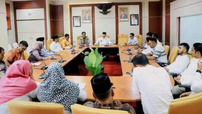 Wali Kota Zul Elfian Umar rapat bersama camat dan lurah se-Kota Solok di ruang rapat Zarhismi Ajis lantai dua balai kota, Jumat (24/3/2023).