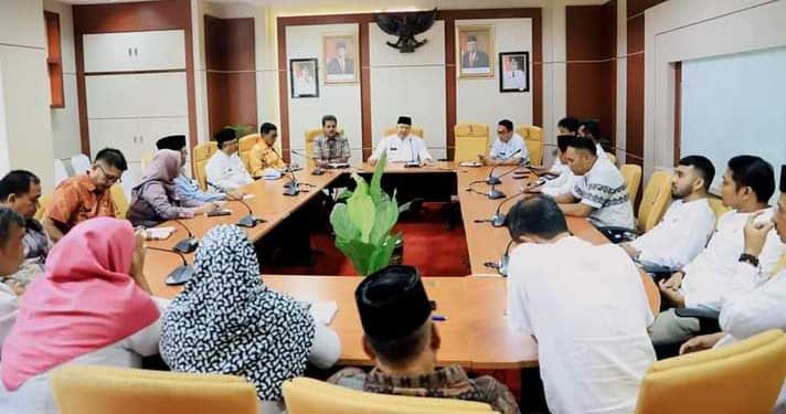 Wali Kota Zul Elfian Umar rapat bersama camat dan lurah se-Kota Solok di ruang rapat Zarhismi Ajis lantai dua balai kota, Jumat (24/3/2023).