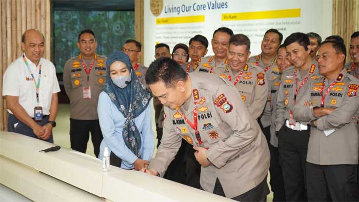 TANDA TANGAN-Kapolda Riau, Irjen Muhammad Iqbal, Senin (6/3/2023) berkunjung ke PT RAPP di Pelalawan dan tanda tangani buku tamu. (ist)