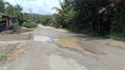 Jalan provinsi yang rusak di Kuansing, dijepret Senin (27/3/2023). (ridho)
