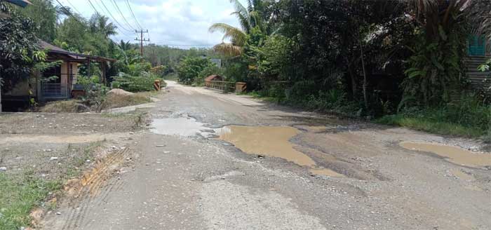 Jalan provinsi yang rusak di Kuansing, dijepret Senin (27/3/2023). (ridho)