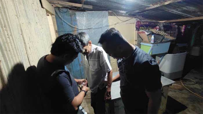 Warga diamankan petugas karena diduga jual togel. (humaspolri.go.id)
