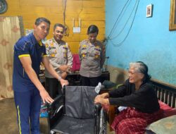 Jumpe Romansa Polda Riau Serahkan Kursi Roda pada Lansia