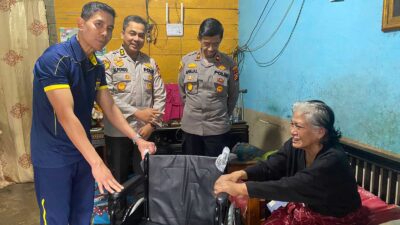 Jumpe Romansa Polda Riau Serahkan Kursi Roda pada Lansia