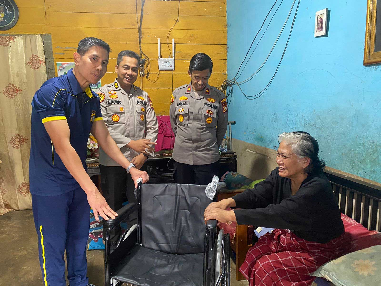 Penyerahan kursi roda pada warga di Pekanbaru oleh Tim Jumpe Romansa Polda Riau, Jumat (3/3/2023). (ist)
