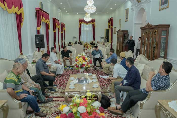 TEMUI GUBERNUR-Sejumlah masyarakat Nagari Koto Baru, Kabupaten Solok temui Gubernur Sumatera Barat, Mahyeldi di Istana Gubernur, Padang, Sabtu (11/3/2023). (pemprov)