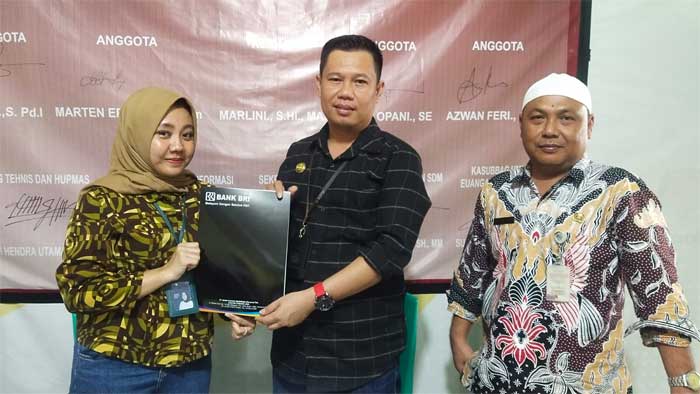 TERIMA-KPU Pesisir Barat terima buku rekening dari Bank BRI, terkait penyaluran gaji adhoc pemilu 2024, Jumat (29/3/2023).