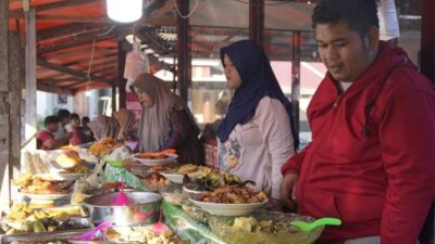 Aneka kuliner yang dijual pedagang di Padang Panjang. (kominfo)
