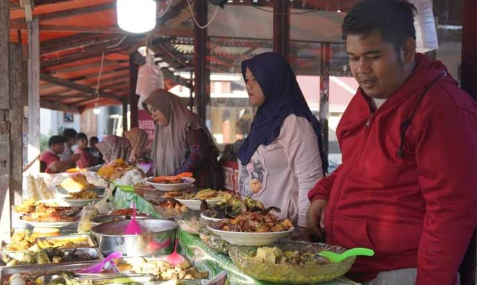Aneka kuliner yang dijual pedagang di Padang Panjang. (kominfo)