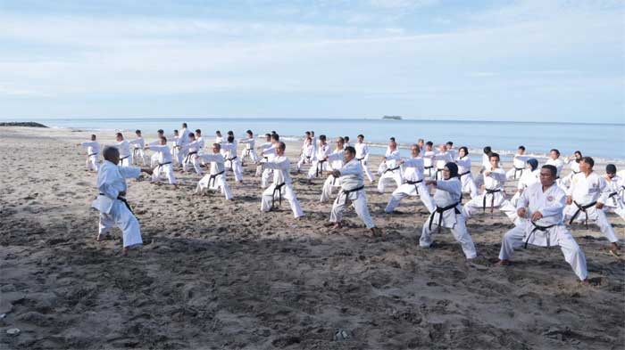 Inkanas Sumbar latihan bersama di Pantai Cermin Pariaman, Minggu (12/3/2023). Latihan itu sekaligus silaturahim menyambut Ramadan. (ist)