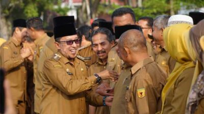 Bupati Tanah Datar bermaafan dengan jajaran ASN usai apel gabungan, Senin (20/3/2023). (prokopim)
