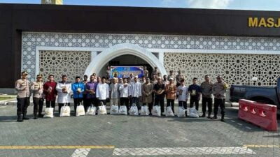 Foto bersama usai menyalurkan sembako ke masjid dan musala di Pekanbaru