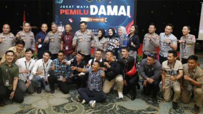 Peserta pelatihan foto bersama