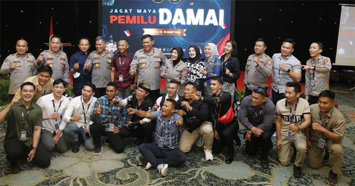 Peserta pelatihan foto bersama
