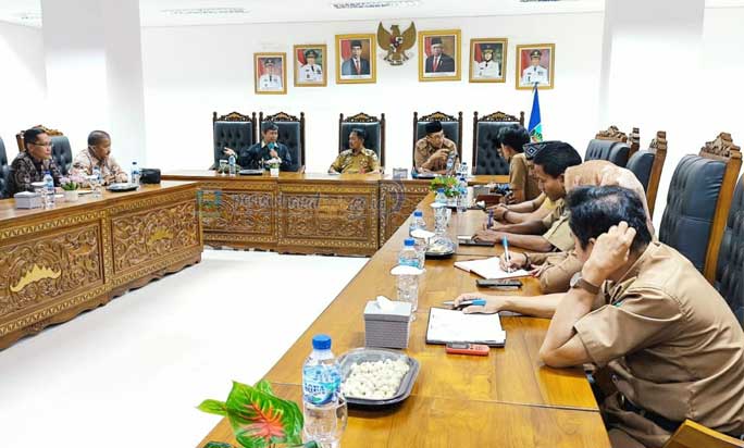 AUDIENSI-Jajaran Universitas Muhammadiyah Metro audiensi dengan Bupati Pesisir Barat, Agus Istiqlal di ruang rapat bupati, komplek perkantoran pemkab, Senin (6/3/2023). (kominfo)