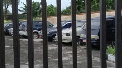 Mobil dinas milik Pemerintah Kabupaten Kuansing terparkir begitu saja. Mobil tersebut tak laku dilelang, dijepret Rabu (8/3/2023). (ridomagaribi)