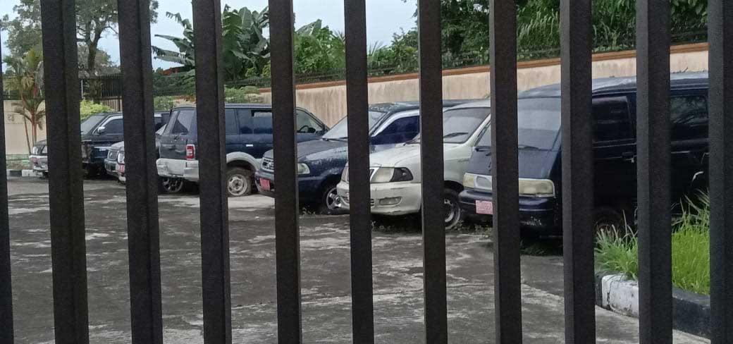 Mobil dinas milik Pemerintah Kabupaten Kuansing terparkir begitu saja. Mobil tersebut tak laku dilelang, dijepret Rabu (8/3/2023). (ridomagaribi)