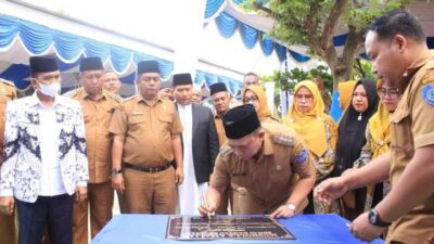 Bupati Labuhanbatu, Erik Adtrada Ritonga tanda tangani prasasti sebagai tanda peresmian Musala Amaliah Rantau Selatan, Senin (13/3/2023) di SD 09.