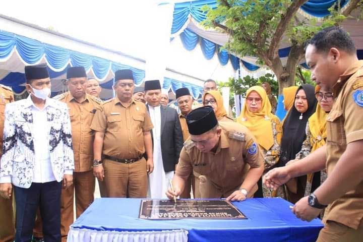 Bupati Labuhanbatu, Erik Adtrada Ritonga tanda tangani prasasti sebagai tanda peresmian Musala Amaliah Rantau Selatan, Senin (13/3/2023) di SD 09.