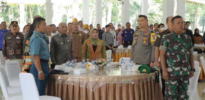 Para hadirin di musrenbang menyanyikan Lagu Indonesia Raya