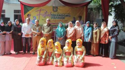 BERSAMA-Sekretaris Daerah, John Hardi Nasution bersama peserta Festival Sinandong di Museum/Gedung Juang 45, Senin (6/3/2023). (kominfo)
