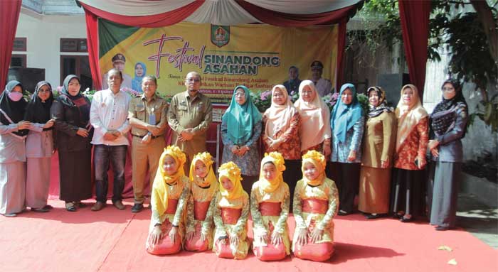 BERSAMA-Sekretaris Daerah, John Hardi Nasution bersama peserta Festival Sinandong di Museum/Gedung Juang 45, Senin (6/3/2023). (kominfo)