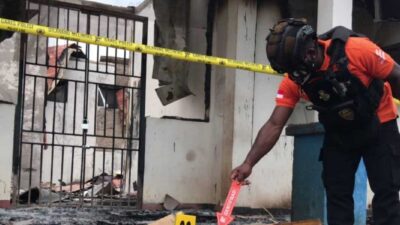 Polisi olah TKP kebakaran di SMPN 2 Dekai, Kamis (16/3/2023). (ist)