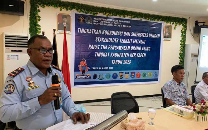 RAKOR- Kantor Imigrasi Klas II TPI Biak rapat koordinasi bersama jajaran Pemkab Kepulauan Yapen dan tim pengawasan orang asing kabupaten itu di Hotel Merpati Serui, Rabu (8/3/2023). (ist)