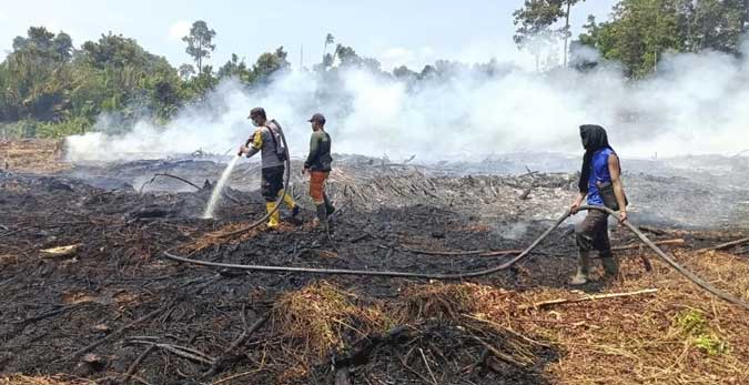 Petugas berjibaku padamkan api pada lahan yang terbakar di Desa Kembung Luar, Kecamatan Bantan, Minggu (19/3/2023).