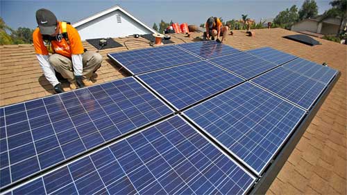 Pemasangan panel listrik untuk tenaga surya. (unand.ac.id)