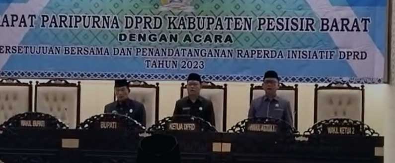 RAPAT PARIPURNA-Pimpinan DPRD Pesisir Barat pimpin paripurna Senin (20/3/2023) di gedung dewan. (azr)