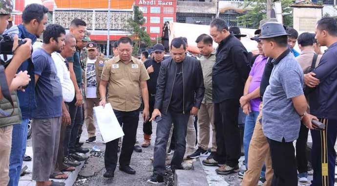 Penjabat Wali Kota Pekanbaru Muflihun tinjau Pasar Cik Puan, pada Minggu (12/3/2023). (Pemprov Riau)
