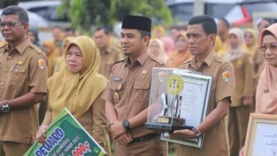 PENGHARGAAN-Pemerintah Kota Solok dua tahun belakangan raih berbagai penghargaan tingkat nasional. Dalam apel Senin (6/3/2023) diperlihatkan Piala Adipura yang baru saja didapat. (kominfo)