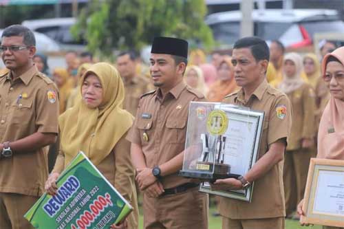 PENGHARGAAN-Pemerintah Kota Solok dua tahun belakangan raih berbagai penghargaan tingkat nasional. Dalam apel Senin (6/3/2023) diperlihatkan Piala Adipura yang baru saja didapat. (kominfo)