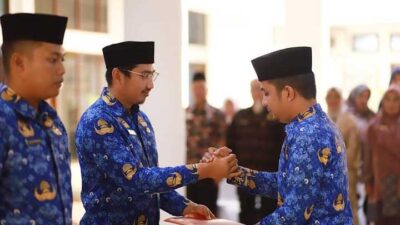 SERAHKAN SK-Wakil Wali Kota Ramadhani Kirana Putra serahkan SK bagi PNS di lingkungan Pemerintah Kota Solok. Kegiatan dipusatkan di lantai dua balai kota, Kamis (9/3/2023). (kominfo)