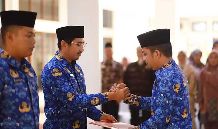 SERAHKAN SK-Wakil Wali Kota Ramadhani Kirana Putra serahkan SK bagi PNS di lingkungan Pemerintah Kota Solok. Kegiatan dipusatkan di lantai dua balai kota, Kamis (9/3/2023). (kominfo)