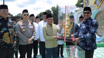 SERAHKAN PIALA-Bupati Surya serahkan piala pada juara umum MTQN tingkat Kabupaten Asahan usai penutupan, Minggu (5/3/2023) di lapangan seakbola bola Desa Perkebunan Aek Tarum, Kecamatan Bandar Pulau. (kominfo)