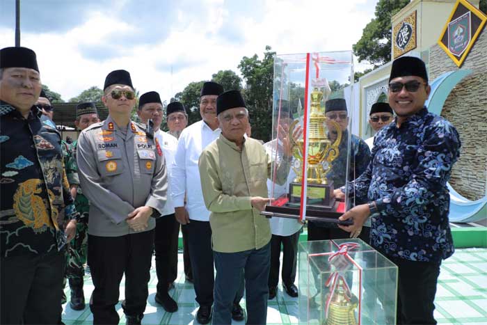 SERAHKAN PIALA-Bupati Surya serahkan piala pada juara umum MTQN tingkat Kabupaten Asahan usai penutupan, Minggu (5/3/2023) di lapangan seakbola bola Desa Perkebunan Aek Tarum, Kecamatan Bandar Pulau. (kominfo)