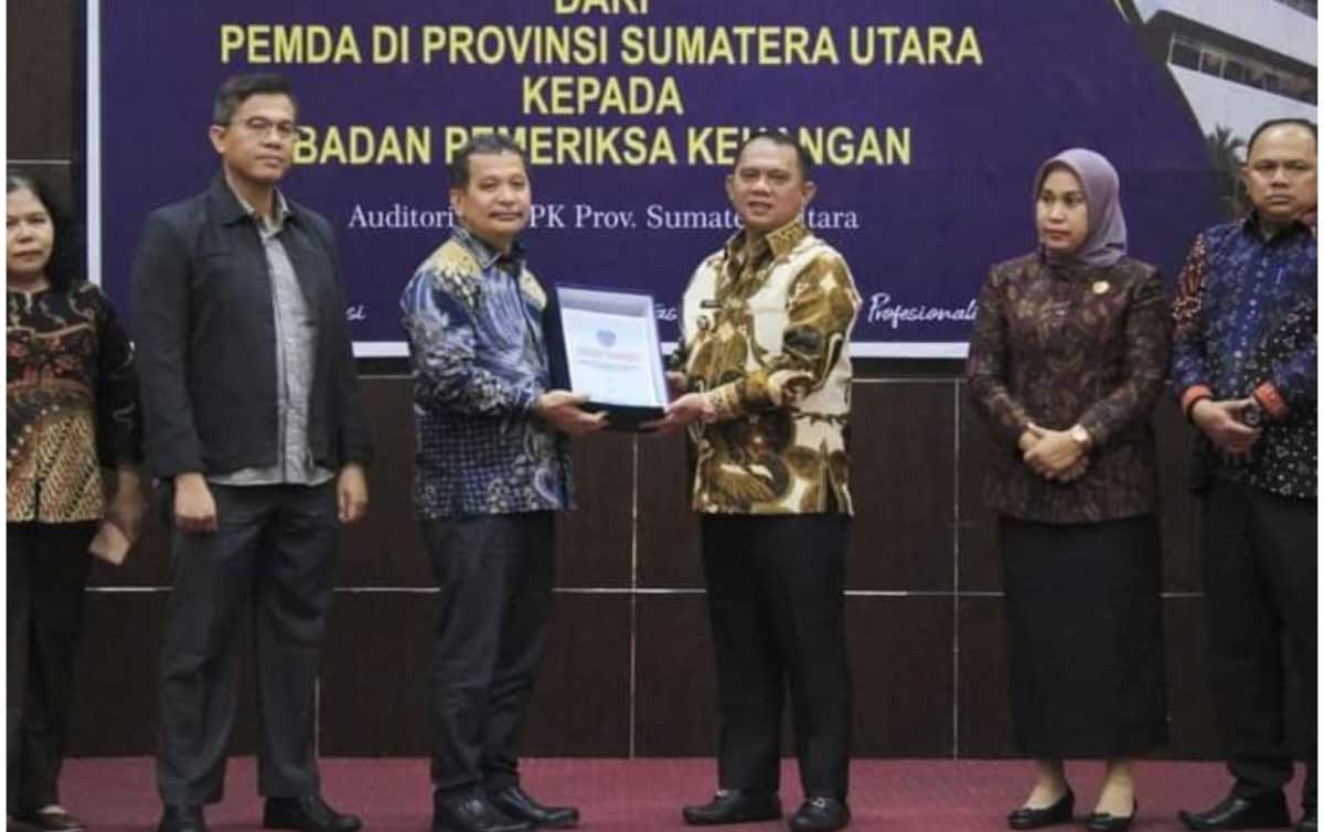 SERAHKAN-Bupati Labuhanbatu, Erik Adtrada Ritonga serahkan Laporan Keuangan Pemerintah Daerah (LKPD) anggaran 2022 ke BPK-RI Perwakilan Sumut, Kamis (9/3/2023) di Medan.(Kominfo)