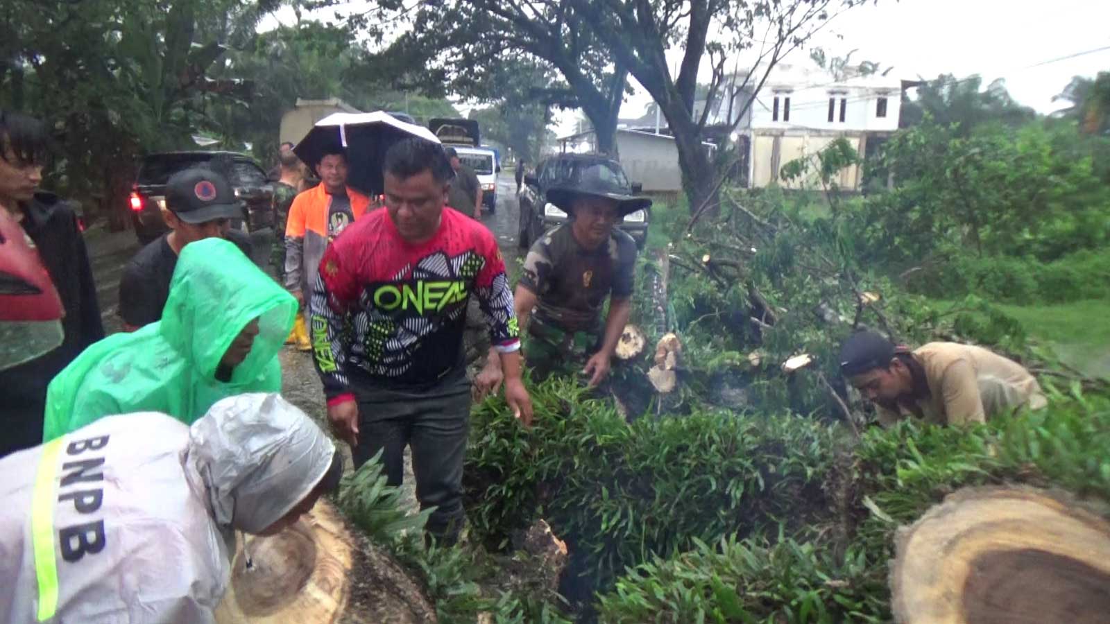 EVAKUASI-im gabungan TNI dan polri bersama anggota BPBD Dharmasraya serta warga gotong royong evakuasi pohon tumbang di Nagari Sungai Dareh, Kecamatan Pulau Punjung, Kabupaten Dharmasraya, Sumatera Barat, Senin (13/3/2023). (ist)