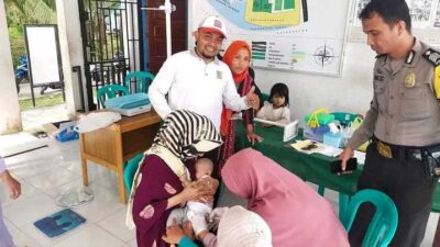 Imunisasi polio pada anak di Desa Tanjung, Kuansing, Sabtu (11/3/2023).
