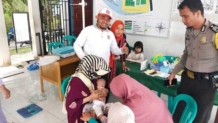 Imunisasi polio pada anak di Desa Tanjung, Kuansing, Sabtu (11/3/2023).