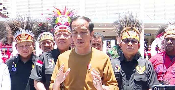 Presiden Joko Widodo memberikan keterangan pers usai meresmikan Papua Youth Creative Hub di Jayapura, Papua, Selasa (21/3/2023). (Sekretariat Presiden)